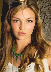 Lili Simmons
as Claudia 