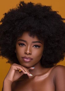 Lovie Simone
as Davina Harrison