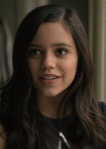 Jenna Ortega
as Ellie Alves