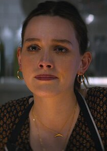 Victoria Pedretti
as Love Quinn