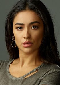 Shay Mitchell
as Peach Sallinger