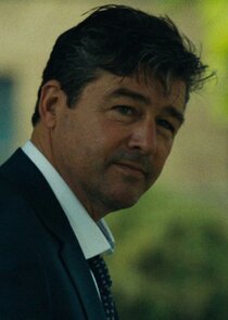 Kyle Chandler
as Mitch McLusky