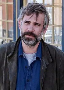 Rossif Sutherland
as Chief Karl Alberg