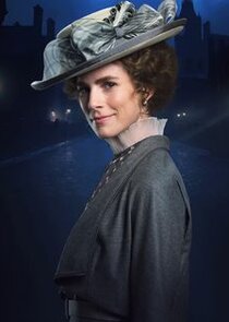 Clare McConnell
as Effie Newsome