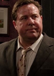 Shane Jacobson
as Barry Tregear