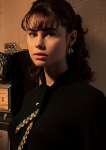 Lucy Fry
as Stella Gigante