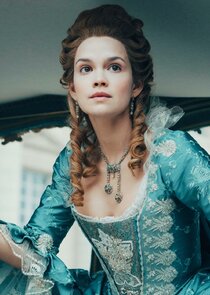 Emilia Schüle
as Marie Antoinette