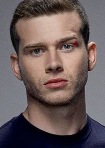 Oliver Stark
as Evan 