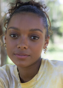 Sophie Wilde
as Kyra