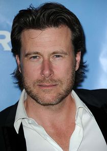 Dean McDermott
as Detective Barry Hamm