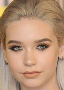 Amanda Steele
as Vivian Thomas