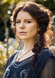 Aimee-Ffion Edwards
as Esme Shelby