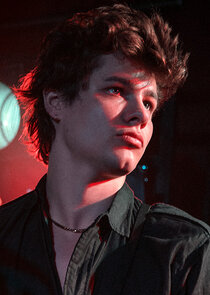 Toby Wallace
as Steve Jones