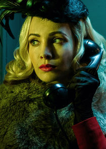 Ksenia Solo
as Susie Miller