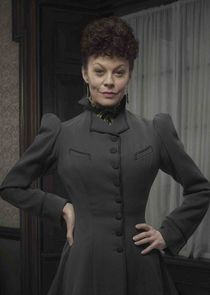 Helen McCrory
as Evelyn Poole