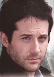 Niall Matter
as Evan Cross