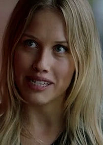 Gracie Dzienny
as Clementine Lewis