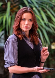 Anna Samson
as DI Mackenzie Clarke