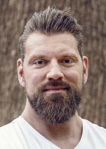 Olivier Richters
as Paul 