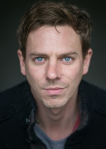 Joe Armstrong
as DCI Davies