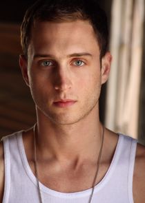 Chet Hanks
as Travis Bugg