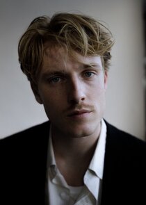 Louis Hofmann
as Max Yoder