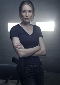 Sarah Carter
as Harper Deakins
