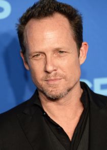 Dean Winters
as Johnny Gavin