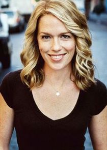 Jessica St. Clair
as Suzanne MacNeil