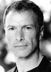 Thomas Lockyer
as Tom