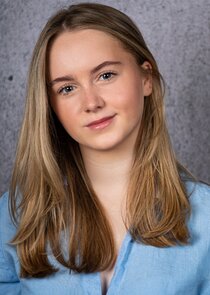 Yasmin Davies
as Molly Hall