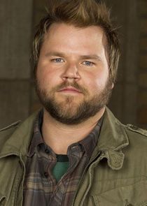 Tyler Labine
as Larry Munsch