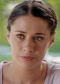 Gemma Forsyth
as Evie McLaren