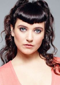 Hannah Dunne
as Lizzie