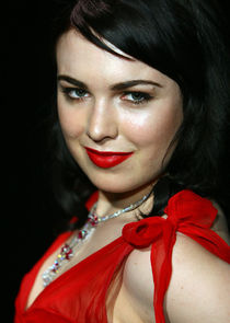 Emily Barclay
as Zoe