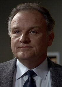 Bill Smitrovich
as Lt. Bob Bletcher