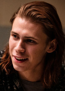 Owen Teague
as Julian Spitzer