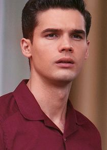 Steven Strait
as Stevie Evans