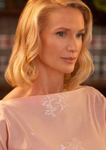 Kelly Lynch
as Meg Bannock