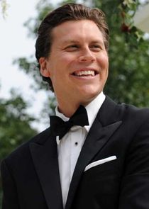 Hayes MacArthur
as Sean Quinn