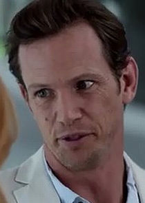 Kip Pardue
as Frank Dean