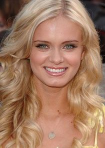 Sara Paxton
as Alicia Barnes