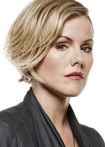 Kathleen Robertson
as Hildy Mulligan