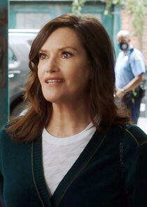 Chelsea Field
as Rita Devereaux