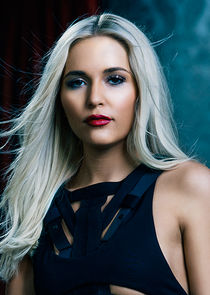 Lennon Stella
as Maddie Conrad