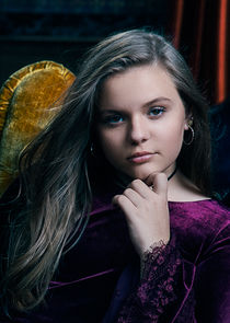 Maisy Stella
as Daphne Conrad