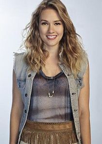 Tori Anderson
as Evie Covington