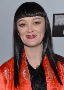 Bronagh Gallagher
as Mrs. Nickleby