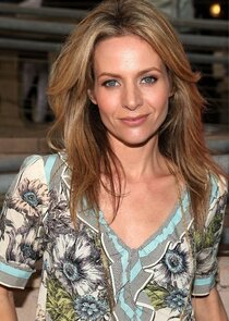 Jessalyn Gilsig
as Gina Russo
