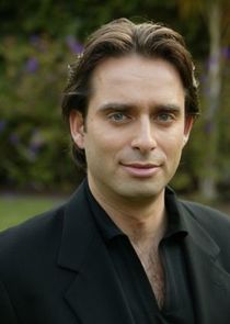 Bruno Campos
as Dr. Quentin Costa